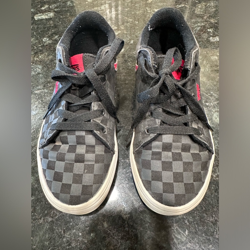 VANS Seldan Black Checkered w/Red Detail Lace Up Youth Shoes